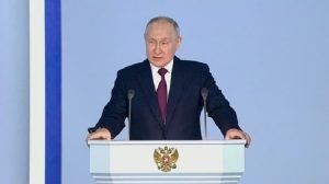 Le président russe a violemment critiqué les pays occidentaux auxquels il a imputé la responsabilité d’avoir déclenché la guerre en Ukraine qui en est à sa première année. Il les a accusés d’user de mensonges, rapportant leurs canulars précédents, les a taxés de ne pas avoir de notion d’honneur et les a soupçonnés de vouloir mettre fin à la Russie une fois pour toutes.